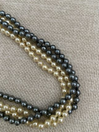 Collar de perlas grises y blancas