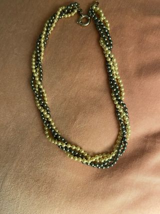 Collar de perlas grises y blancas