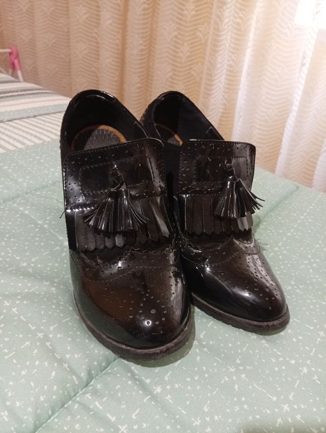 Zapatos de vestir negros con flecos