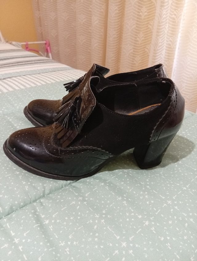 Zapatos de vestir negros con flecos