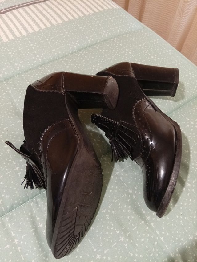 Zapatos de vestir negros con flecos