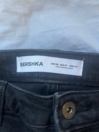 Pantalones cortos Bershka negros rotos