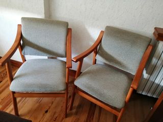 Dos sillones de madera grises