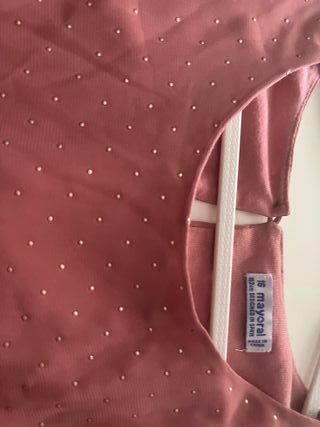 Vestido rosa con tachuelas doradas