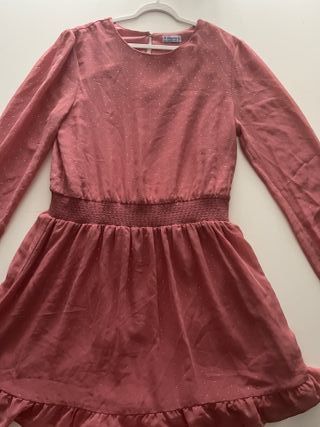 Vestido rosa con tachuelas doradas
