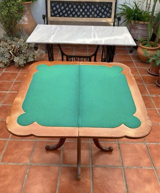 Tavolo elegante da gioco con design classico