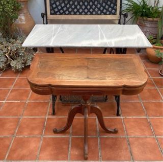 Tavolo da gioco elegante con design classico