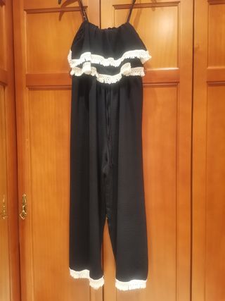 Mono negro con volantes y encaje.