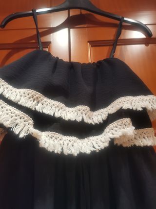 Mono negro con volantes y encaje.