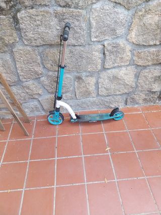 Patinete infantil azul y blanco