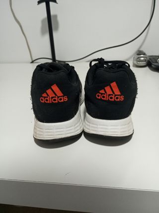 Zapatillas Adidas Negras y Naranjas