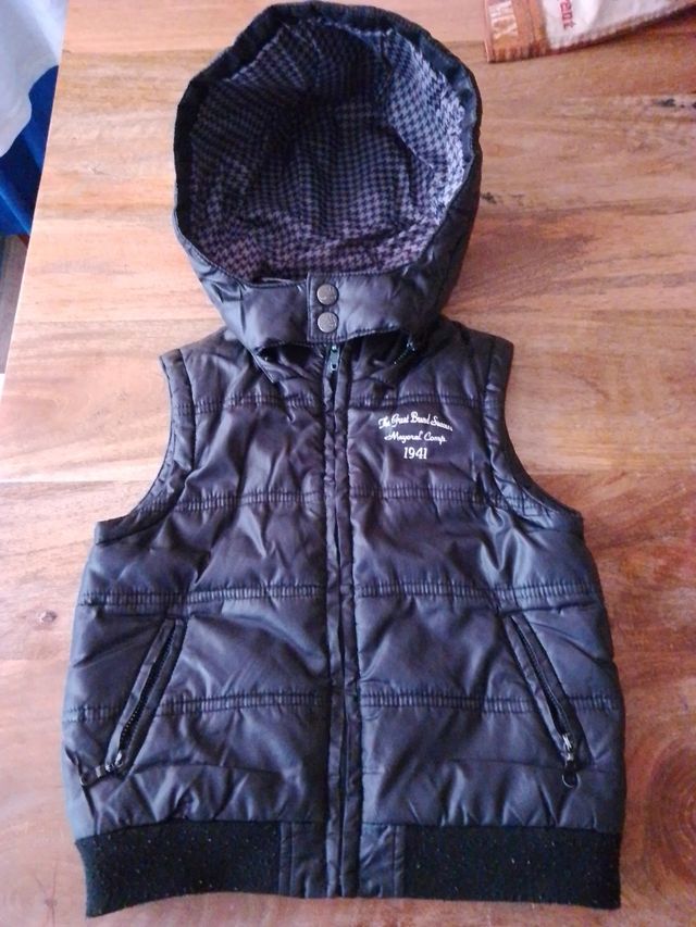 Gilet imbottito con cappuccio