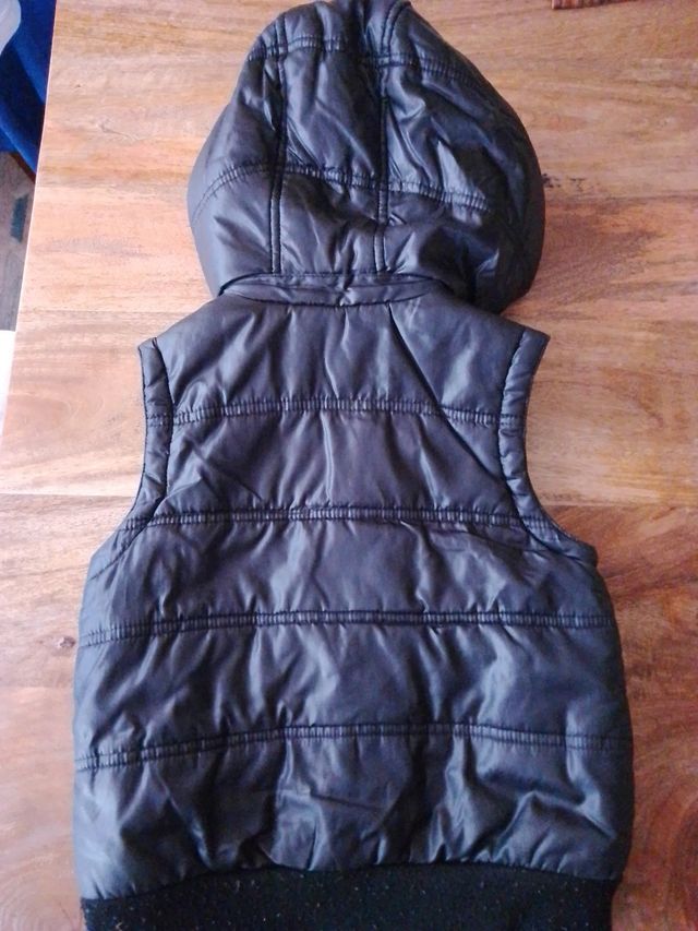 Gilet imbottito con cappuccio
