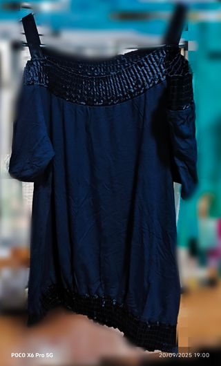 Camiseta azul con escote fruncido