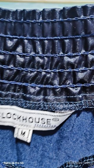 Camiseta azul con escote fruncido