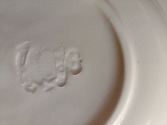 Piatto in ceramica con rosa rossa