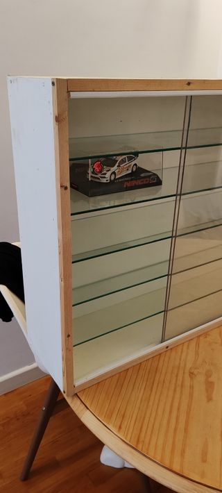 Vitrina expositora de madera y cristal