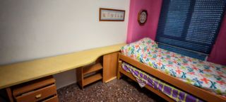 Mesa escritorio y cama nido. Colchones incluidos