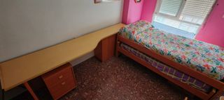 Mesa escritorio y cama nido. Colchones incluidos