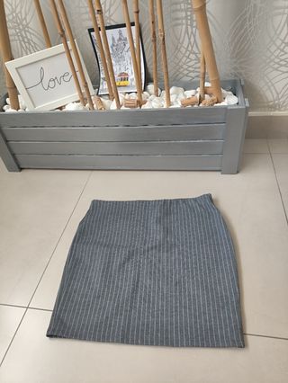 Falda gris con rayas blancas