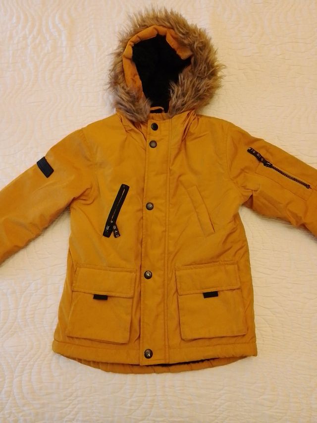 giacca gialla con cappuccio