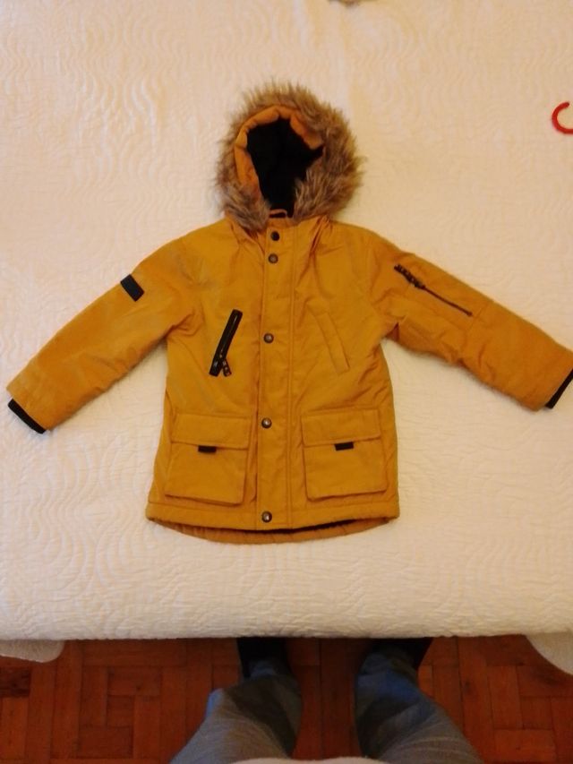 giacca gialla con cappuccio