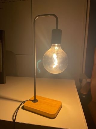 Lámpara de mesa madera y metal