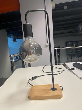Lámpara de mesa madera y metal