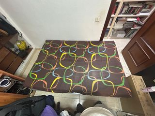 Sofá cama marrón con estampado
