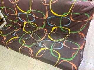 Sofá cama marrón con estampado
