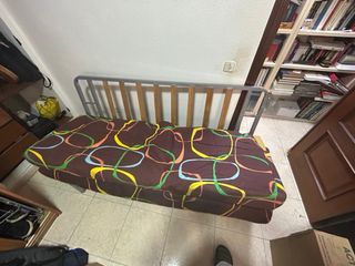 Sofá cama marrón con estampado
