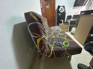 Sofá cama marrón con estampado