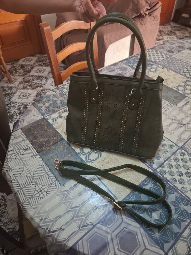 Bolso de piel color militar con tachuelas