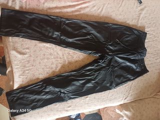 Pantalón Negro Efecto Piel
