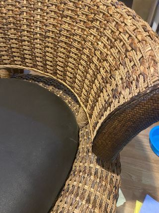 Sillón y reposapiés de fibra ratan. 