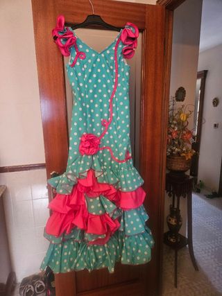 Traje de flamenca verde turquesa, detalles fucsia