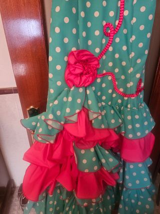 Traje de flamenca verde turquesa, detalles fucsia