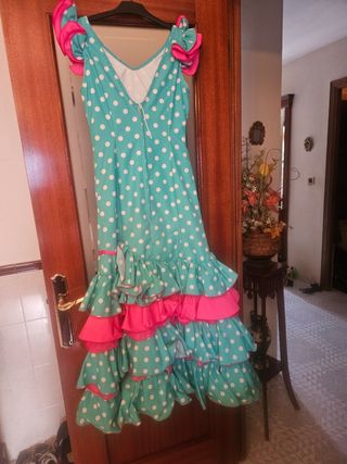 Traje de flamenca verde turquesa, detalles fucsia