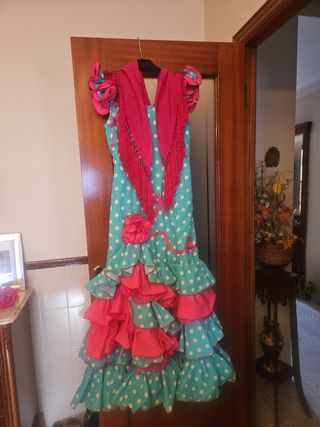 Traje de flamenca verde turquesa, detalles fucsia