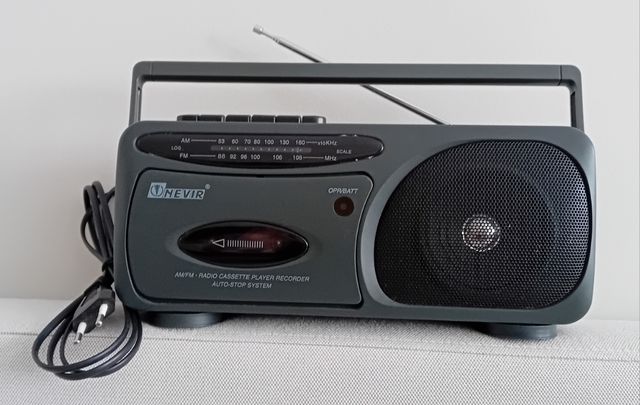 Radio Cassette Portátil Nevir