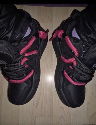 Zapatillas negras con cordones rosas