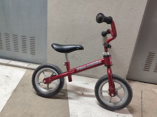 Bicicleta de equilibrio roja para niños