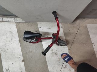 Bicicleta de equilibrio roja para niños