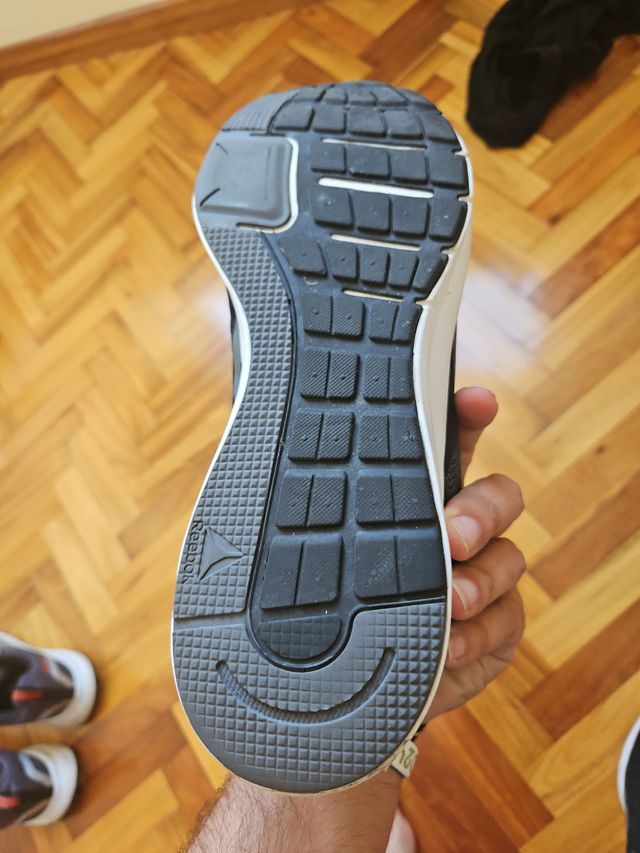 Zapatillas Reebok Memory Tech Negro/Gris.