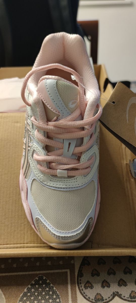 Asics Sportstyle NYC Rosa/silver
Misura eur 37.
