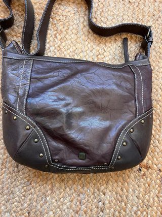 Bolso de piel marrón con tachuelas