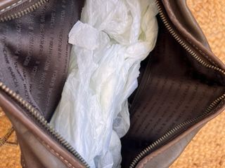 Bolso de piel marrón con tachuelas