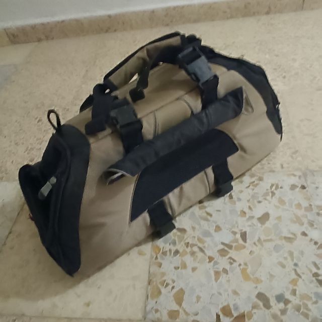Bolsa de transporte para mascotas beige y negra