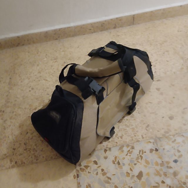 Bolsa de transporte para mascotas beige y negra