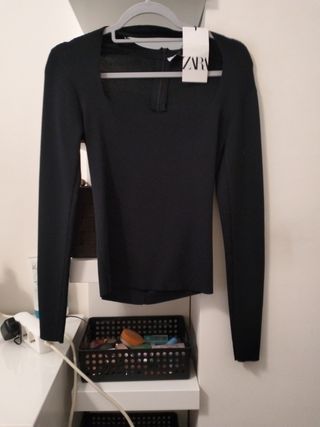 Zara Top Negro Manga Larga.es muy pegada 